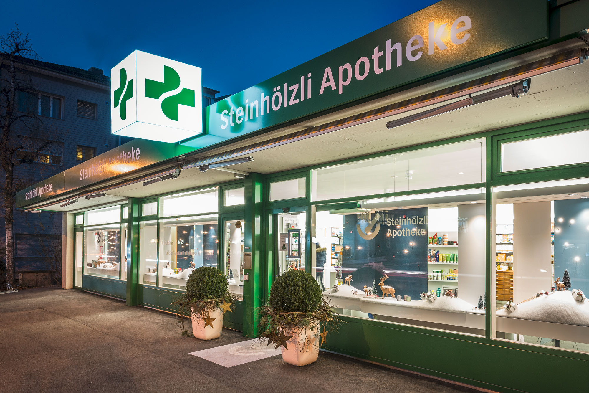 4_ueber-uns_apotheke-steinhoelzli-aussenfassade-weihnacht-1_web.jpg 4_ueber-uns_apotheke-steinhoelzli-aussenfassade-weihnacht-1_web